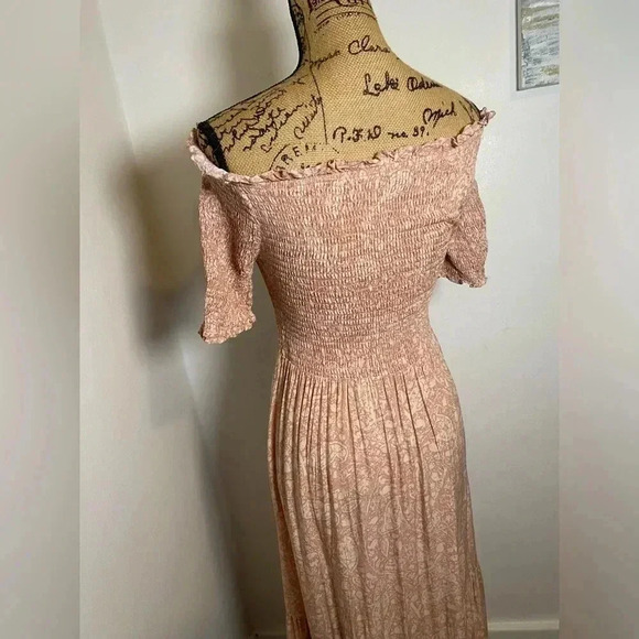 NWOT Urban Outfitters Smocked Off The Shoulder Midi Dress Pink Women’s Medium - Picture 5 of 16